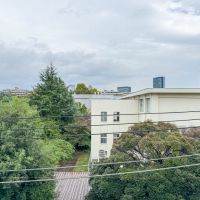 世田谷区池尻の賃貸物件/東側の眺望。学校の敷地になっている、緑がたくさんあり気持ちいい