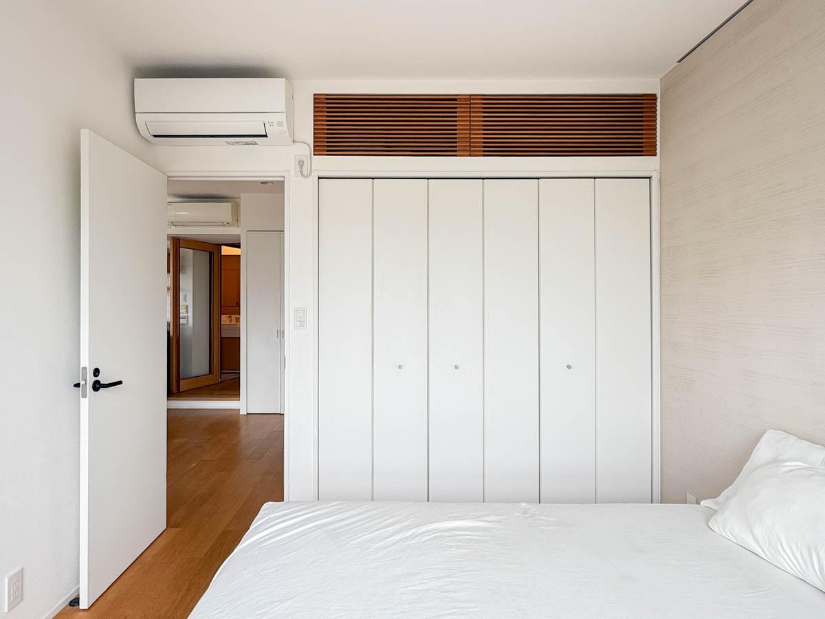 世田谷区池尻の賃貸物件/反対のアングル。クローゼット収納がしっかりとつくられている。上部の木格子の部分も収納になっています