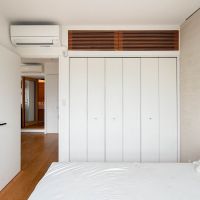 世田谷区池尻の賃貸物件/反対のアングル。クローゼット収納がしっかりとつくられている。上部の木格子の部分も収納になっています