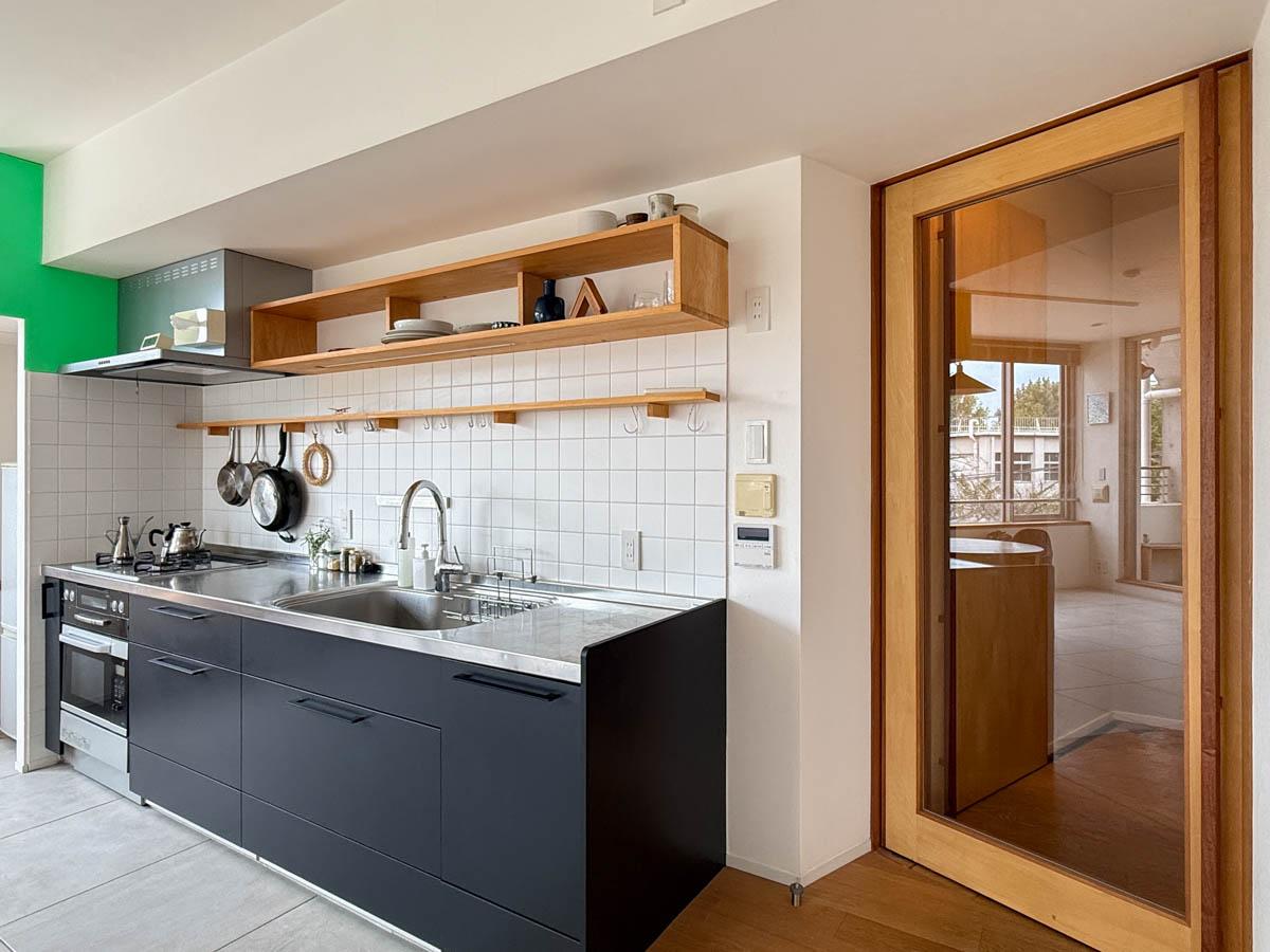 世田谷区池尻の賃貸物件/リビングの入口のガラス戸も素敵です