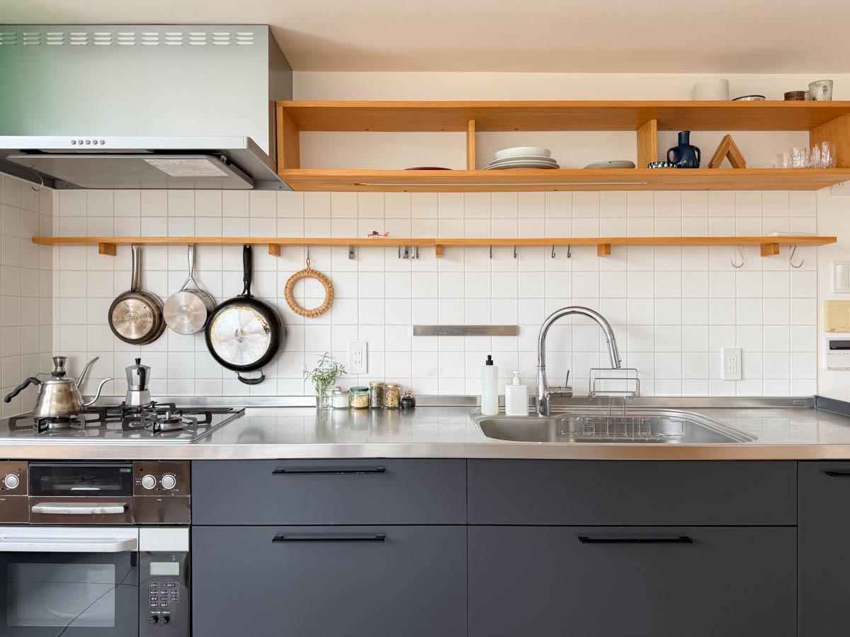 世田谷区池尻の賃貸物件/白いタイルと木の棚がかわいいキッチン。残置物となりますが、オーブン・食洗機もついています