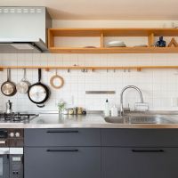 世田谷区池尻の賃貸物件/白いタイルと木の棚がかわいいキッチン。残置物となりますが、オーブン・食洗機もついています