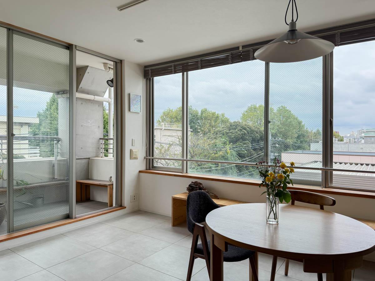 世田谷区池尻の賃貸物件/天井まで目一杯の大きな窓が気持ちいい。タイルの床の下は床暖房が入っていてぬくぬく