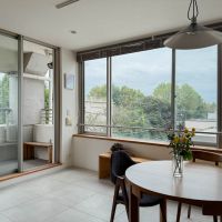 世田谷区池尻の賃貸物件/天井まで目一杯の大きな窓が気持ちいい。タイルの床の下は床暖房が入っていてぬくぬく