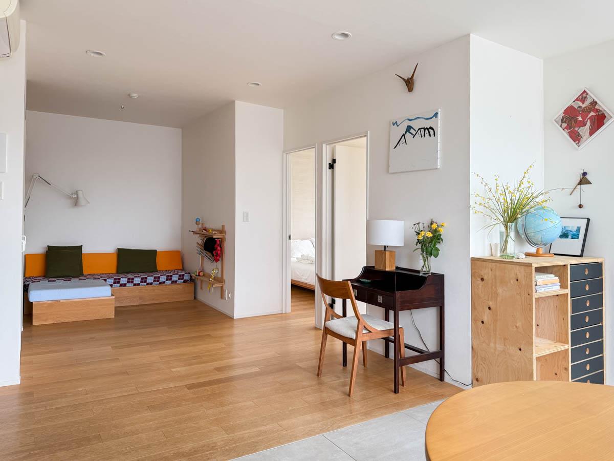 世田谷区池尻の賃貸物件/リビングをが反対のアングルで。ダイニング側がタイル仕上げで、ソファ側はフローリングの仕様