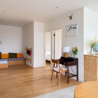 世田谷区池尻の賃貸物件/リビングをが反対のアングルで。ダイニング側がタイル仕上げで、ソファ側はフローリングの仕様