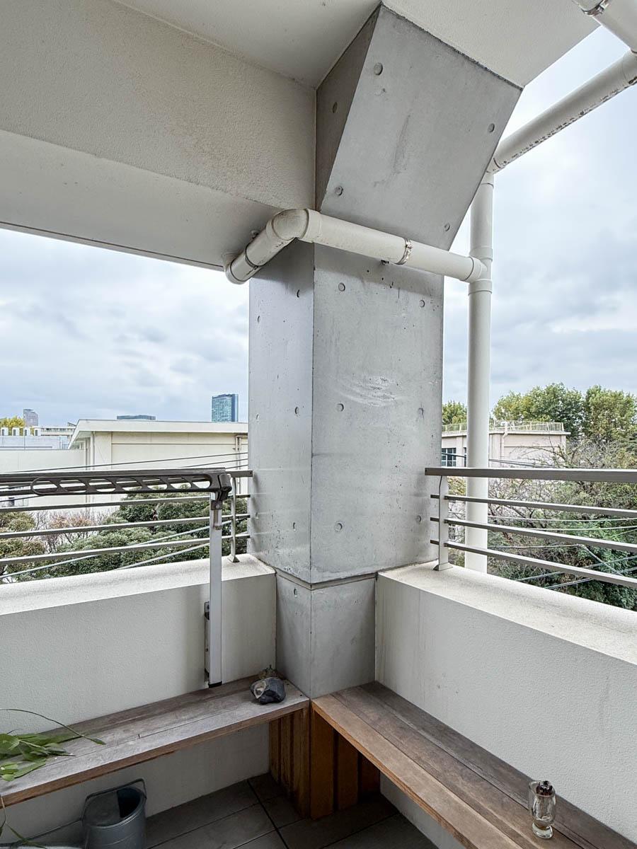 世田谷区池尻の賃貸物件/ちょっとした部屋のような落ち着くようなバルコニー。ベンチの造作も嬉しいです