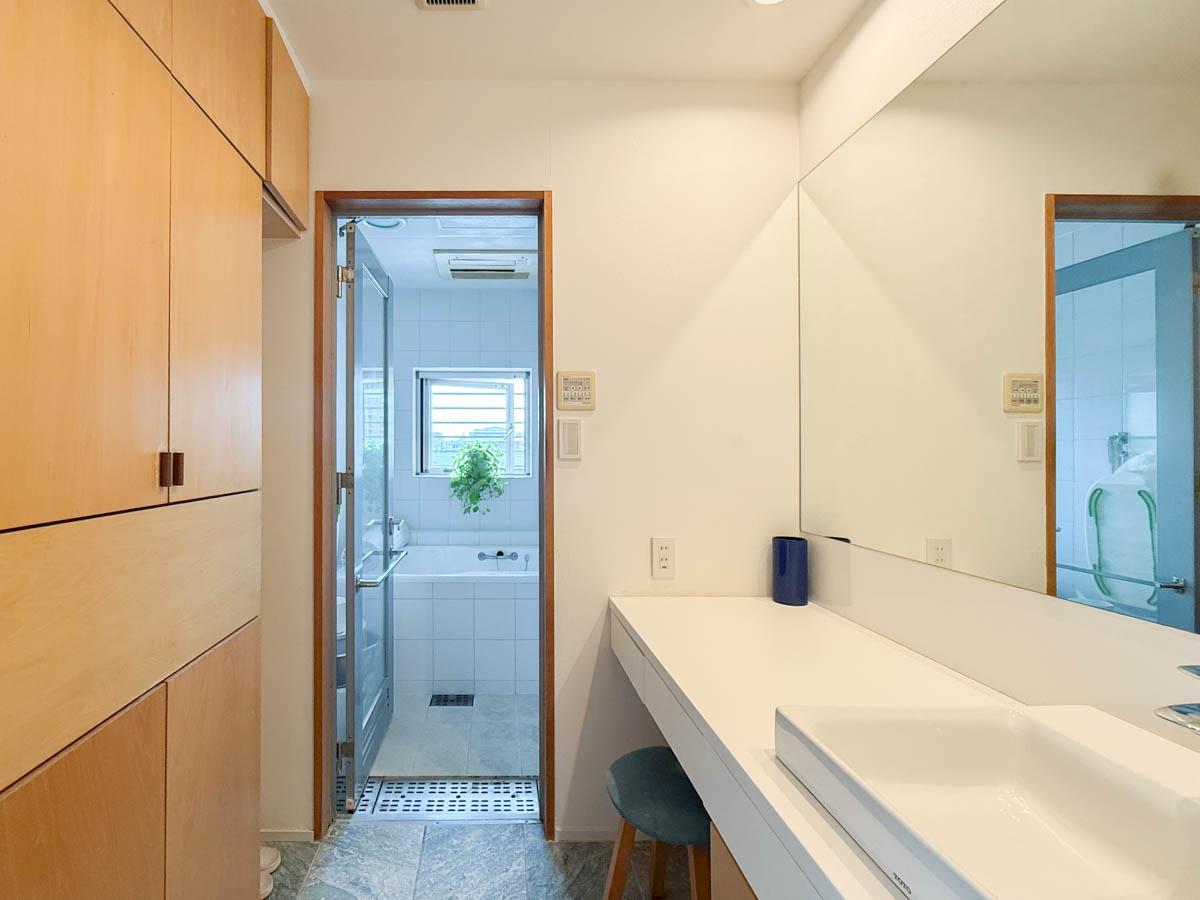 世田谷区池尻の賃貸物件/広い天板の洗面台は椅子に腰をかけて、ゆっくり身支度ができる。造作の収納が大きく便利