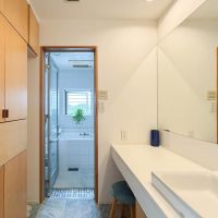 世田谷区池尻の賃貸物件/広い天板の洗面台は椅子に腰をかけて、ゆっくり身支度ができる。造作の収納が大きく便利