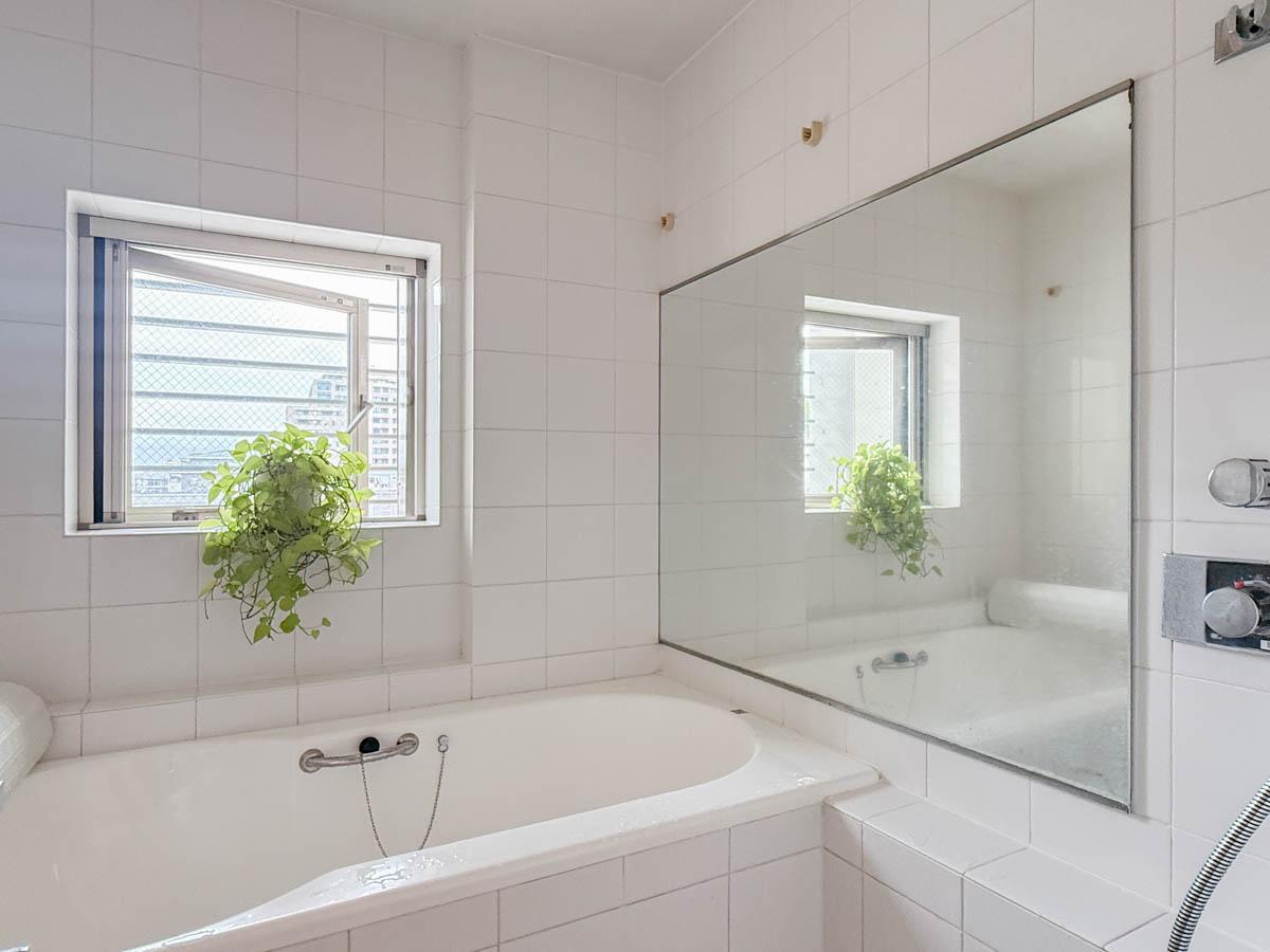 世田谷区池尻の賃貸物件/白いタイル、大きな鏡が印象的な浴室