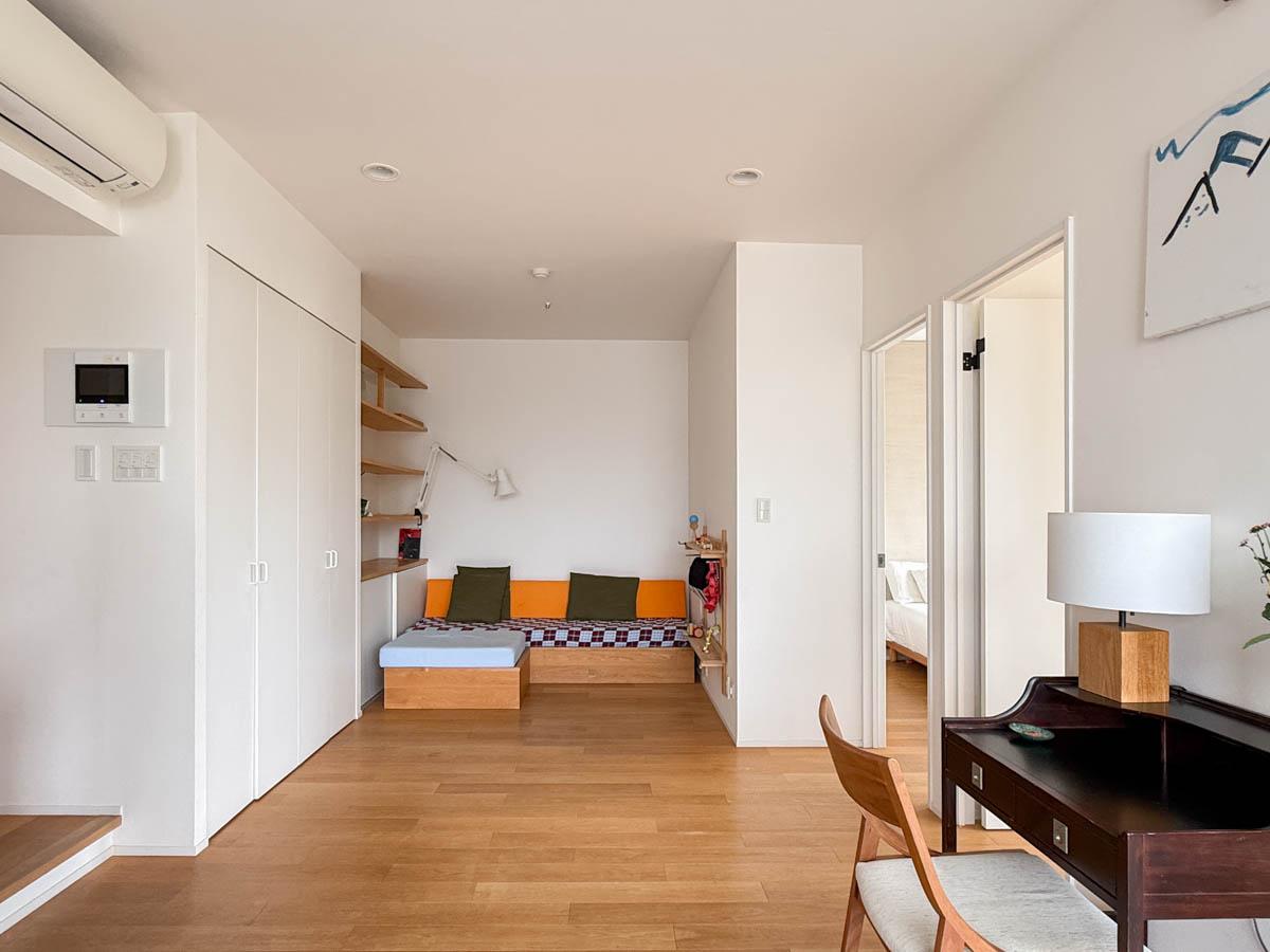 世田谷区池尻の賃貸物件/ソファはオーナーさんが造作したもの。リビング脇の収納の一角に洗濯機置き場がつくられています