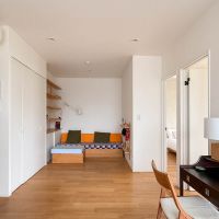 世田谷区池尻の賃貸物件/ソファはオーナーさんが造作したもの。リビング脇の収納の一角に洗濯機置き場がつくられています