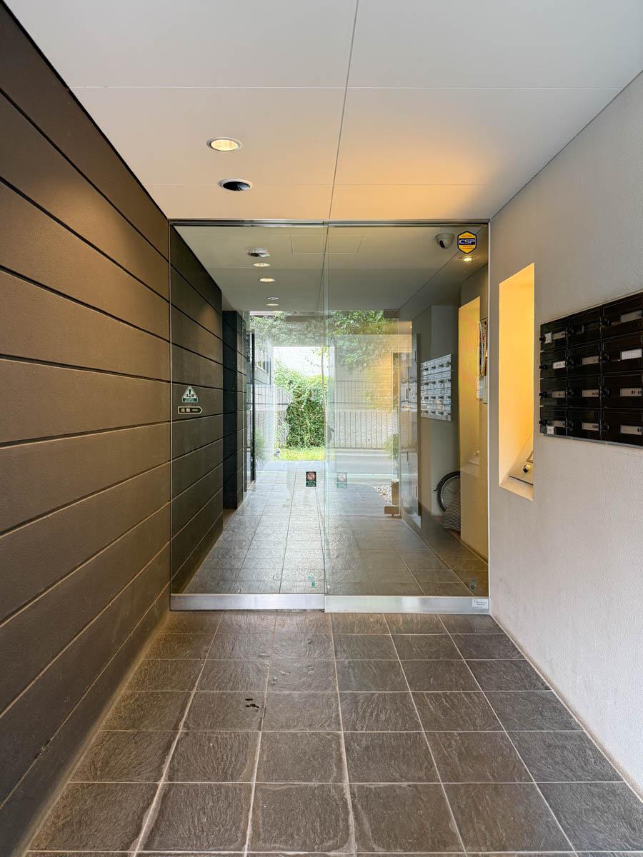 世田谷区池尻の賃貸物件/エントランス。オートロック・宅配BOXがついています