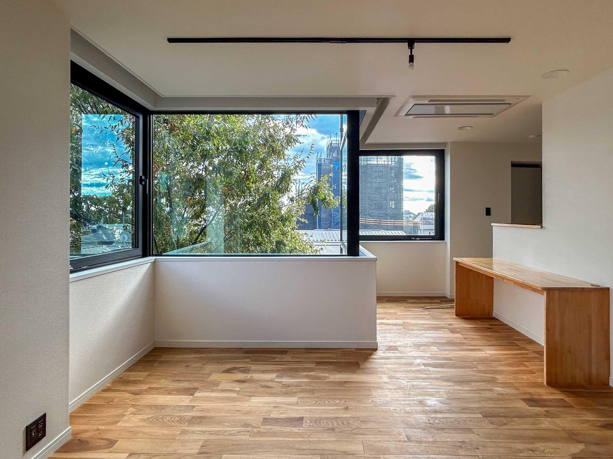 世田谷区の賃貸物件/大きなコーナー窓から、迫りくる緑が楽しめる部屋