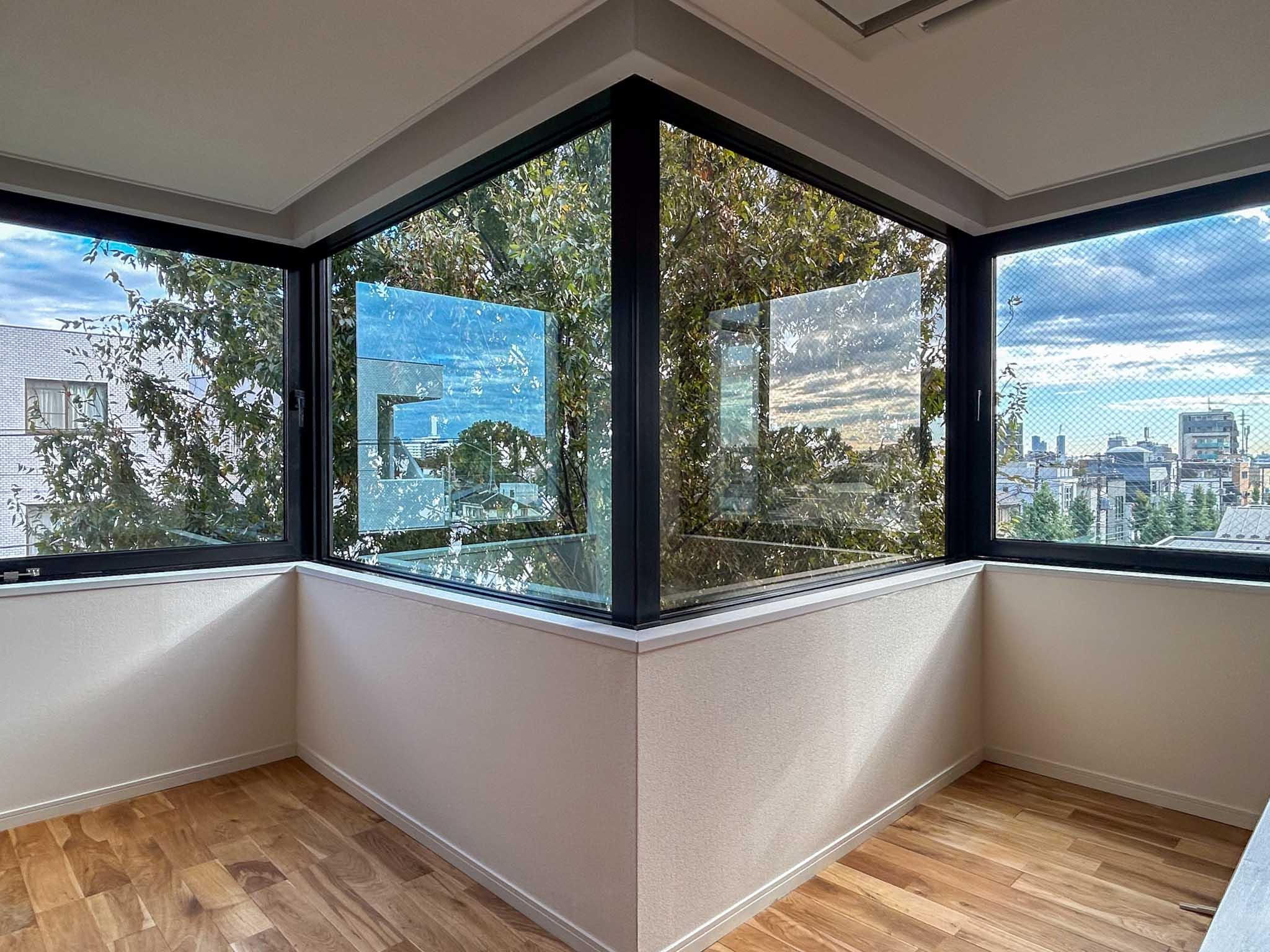 世田谷区の賃貸物件/カクカクと折れ曲がった、4枚の大判ガラス。緑を眺めるショーケースのよう