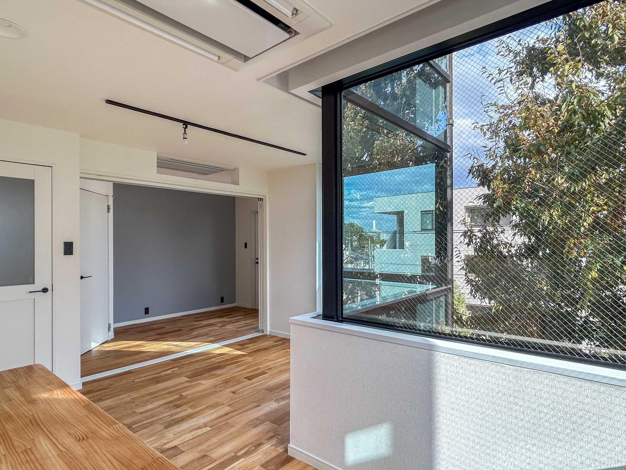 世田谷区の賃貸物件/洋室側をみる。コーナー窓から入る光が部屋全体を照らします