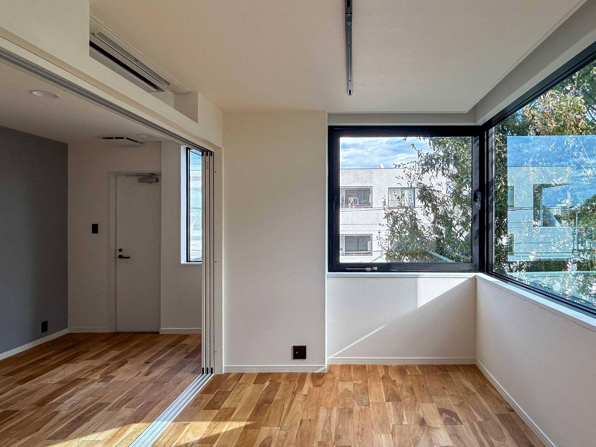 世田谷区の賃貸物件/洋室は引き戸で仕切っても良いですし、つなげてワンルームのように使うのも良さそう