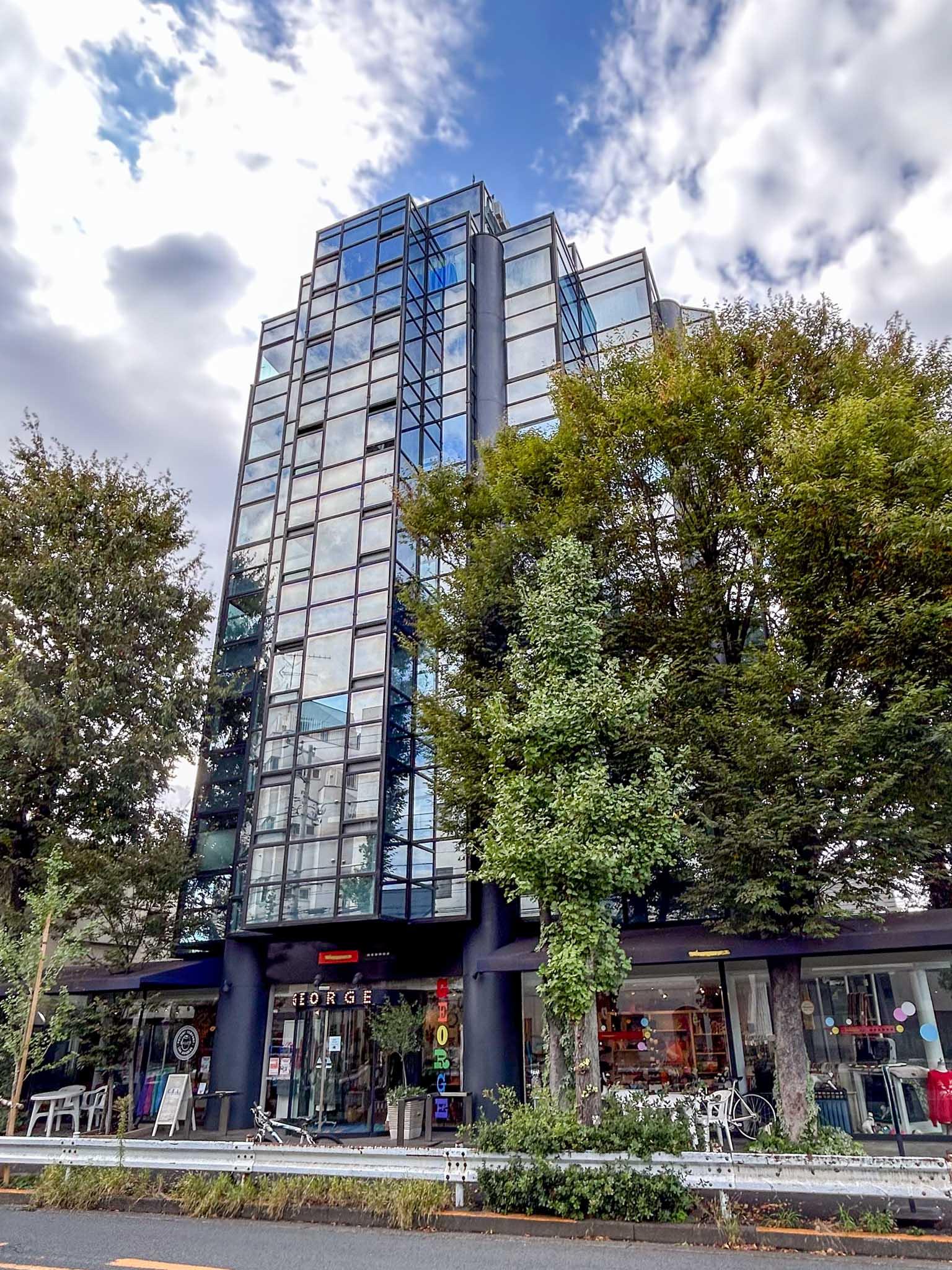 世田谷区の賃貸物件/凹凸のある立体感と、空に溶け込むようなガラス張りの外観が特徴的