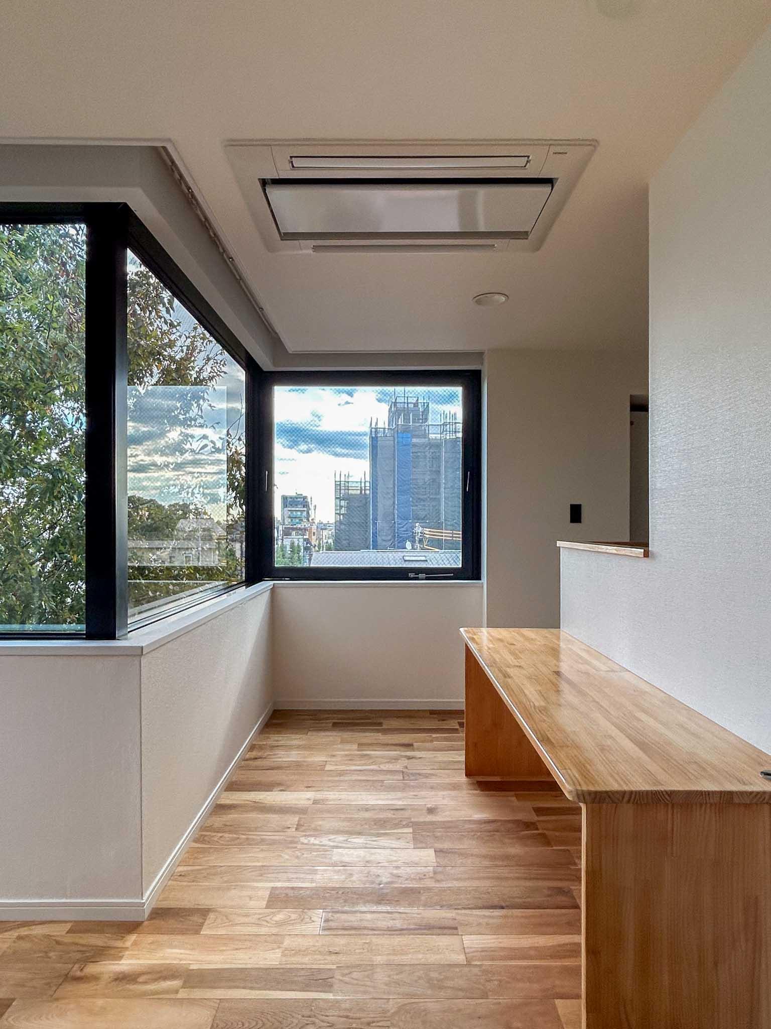 世田谷区の賃貸物件/キッチンの前に、ダイニングテーブルにちょうど良さそうな造作の机があります