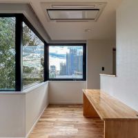 世田谷区の賃貸物件/キッチンの前に、ダイニングテーブルにちょうど良さそうな造作の机があります