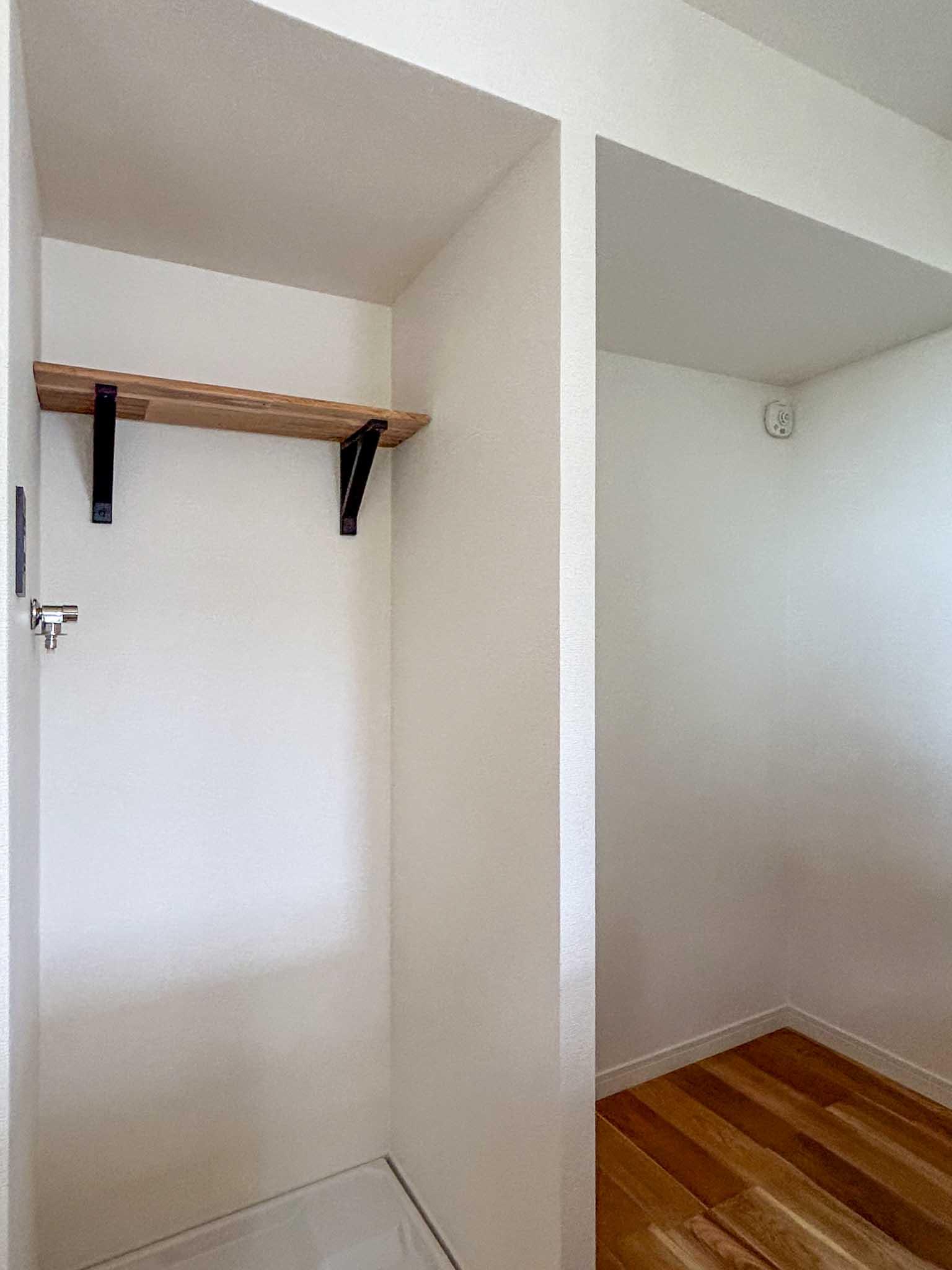 世田谷区の賃貸物件/キッチンの後ろに、洗濯機置き場と冷蔵庫置き場