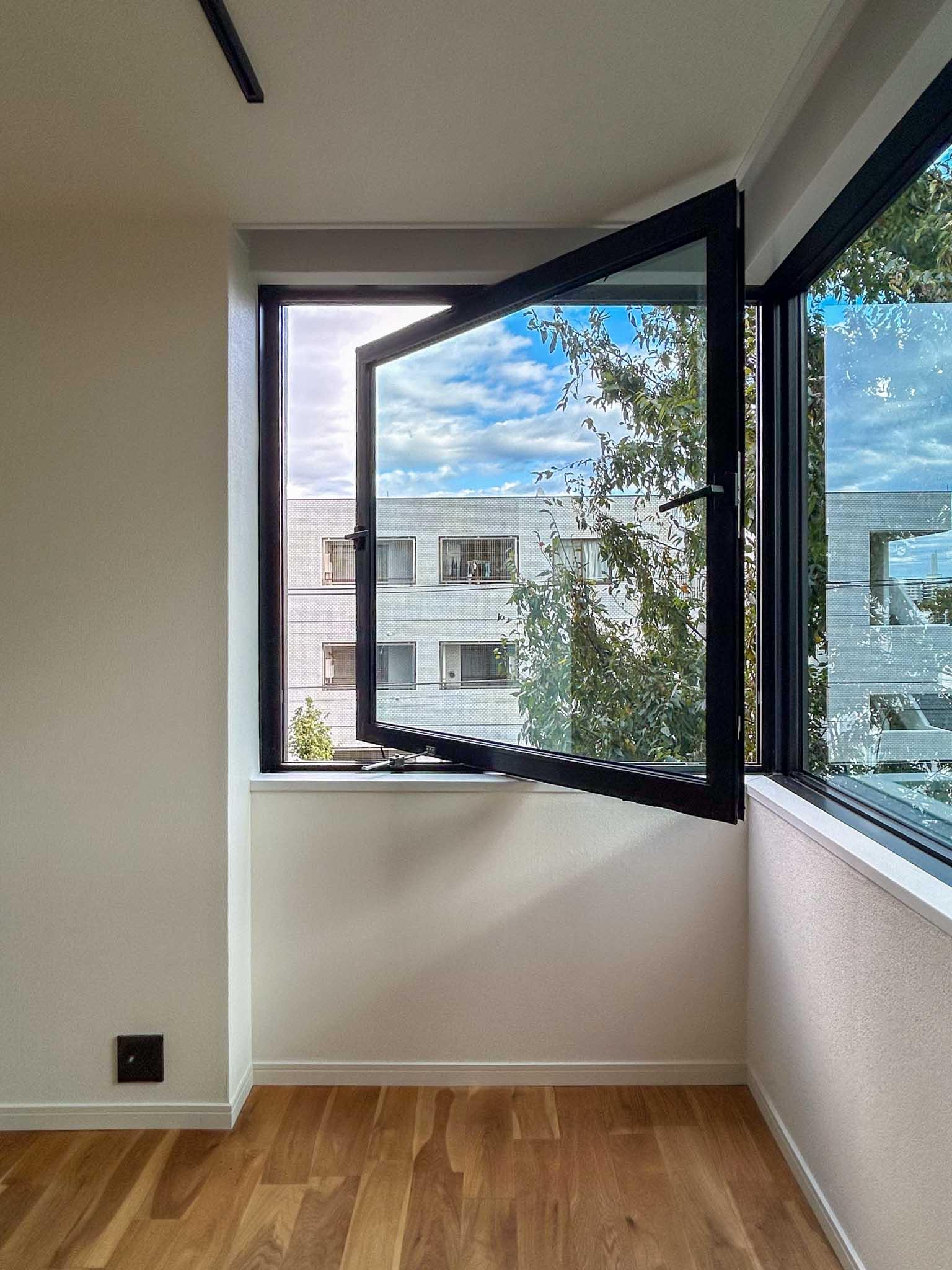 世田谷区の賃貸物件/コーナー窓の両端は縦すべり出し窓。開閉できますが、車の走行音がそれなりに聞こえます