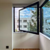 世田谷区の賃貸物件/コーナー窓の両端は縦すべり出し窓。開閉できますが、車の走行音がそれなりに聞こえます