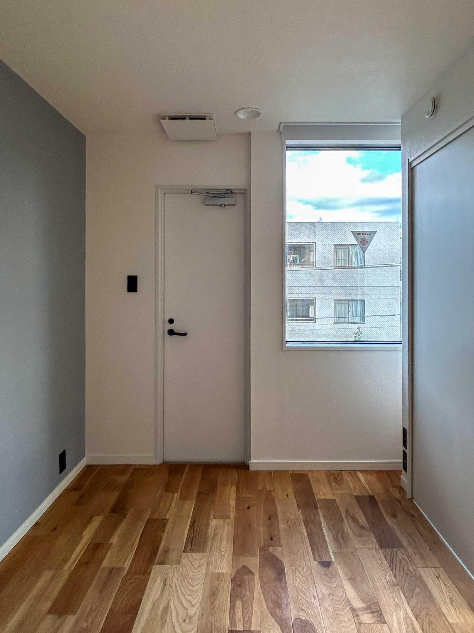 世田谷区の賃貸物件/洋室。こぢんまりとしていますが、幅が2.1mほどあるため、ベッドはちゃんと収まります