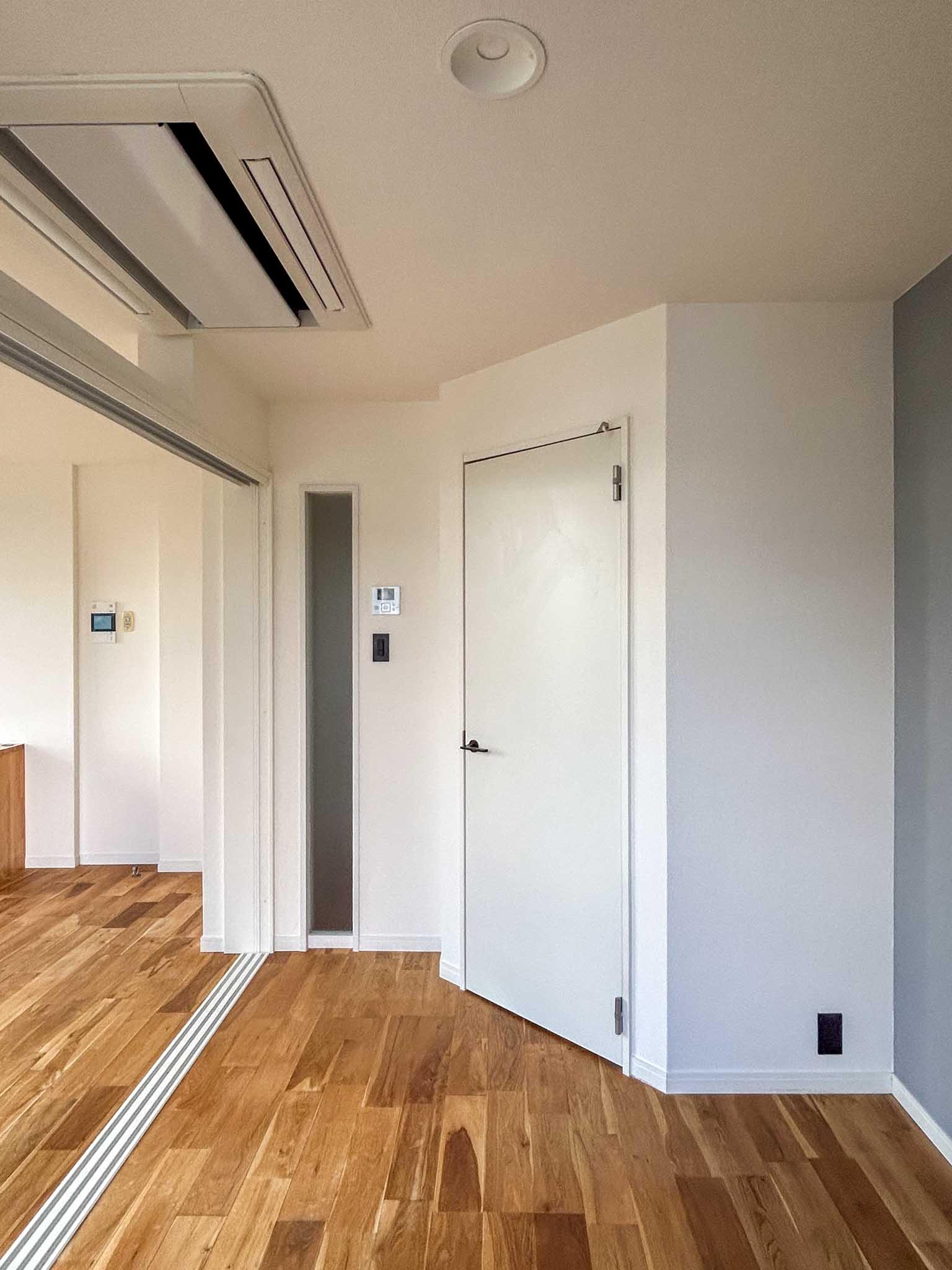 世田谷区の賃貸物件/洋室。正面の扉の奥にウォークインクローゼット