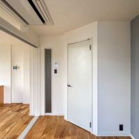 世田谷区の賃貸物件/洋室。正面の扉の奥にウォークインクローゼット