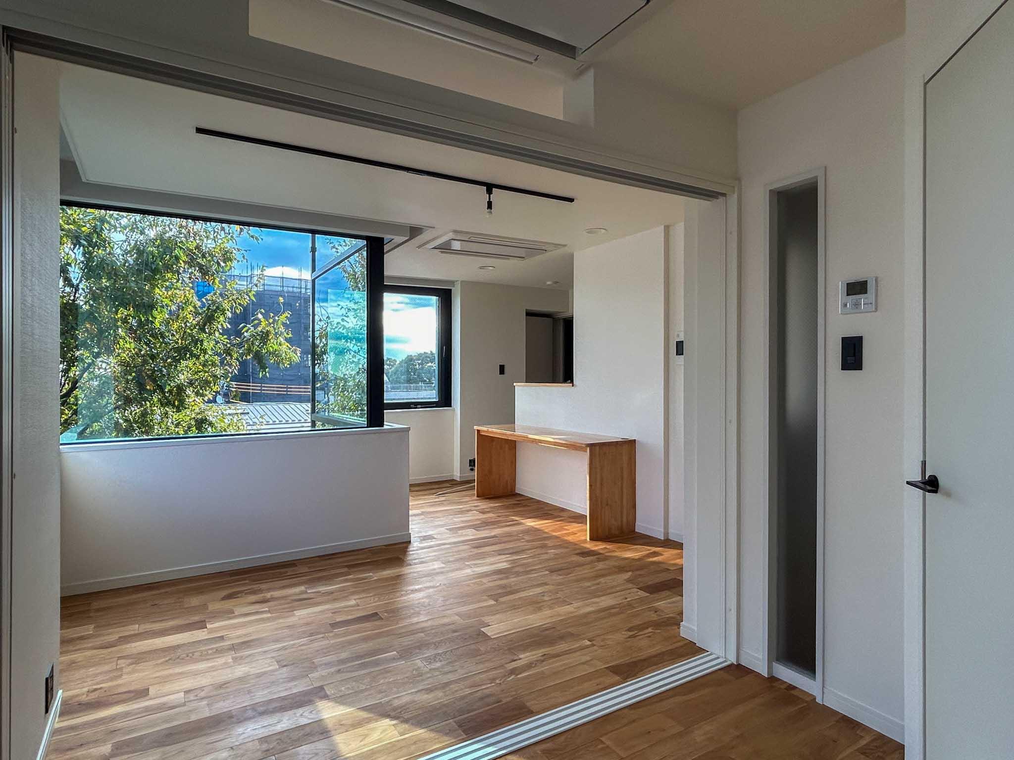 世田谷区の賃貸物件/洋室からリビング側をみる