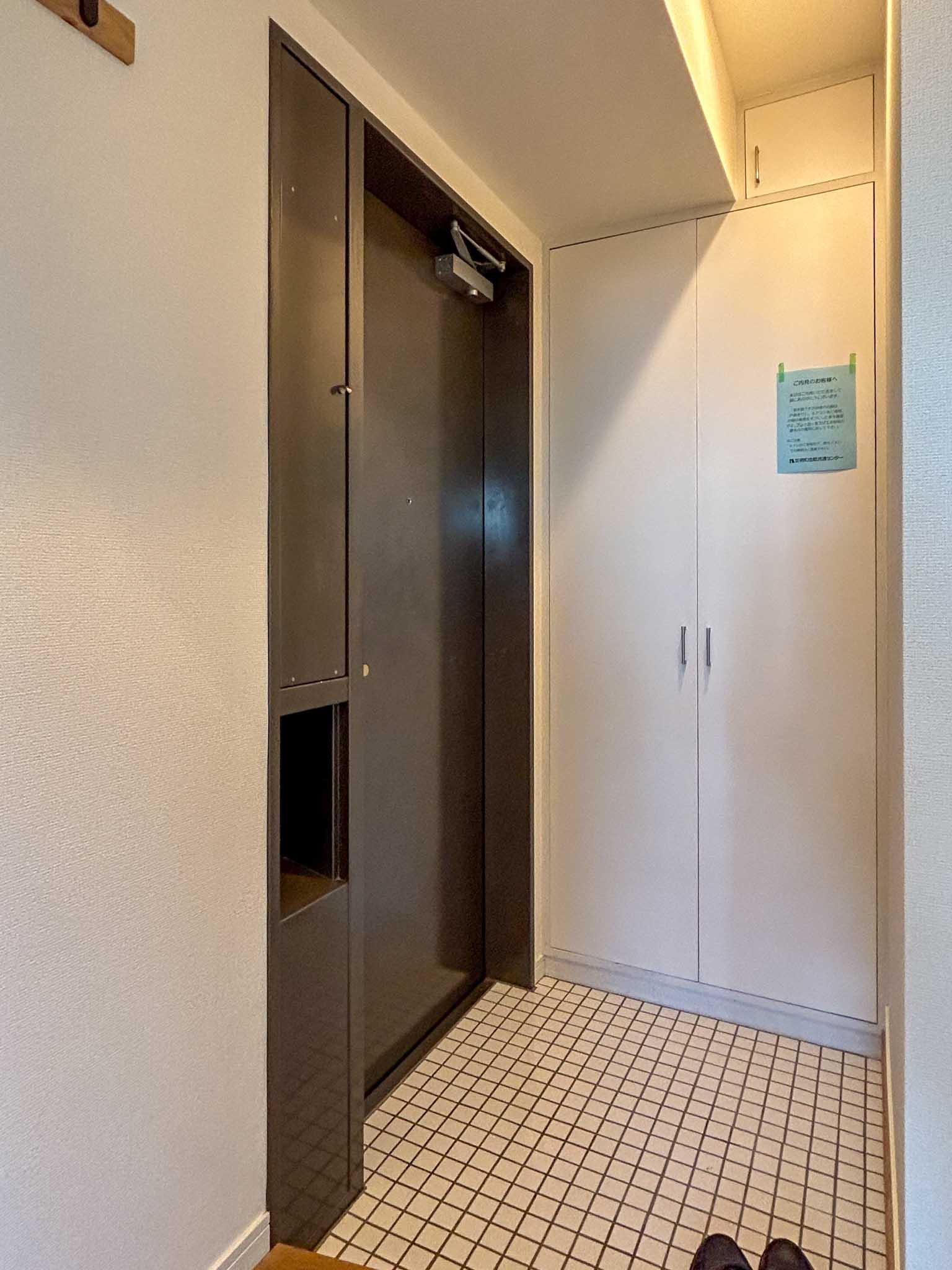 世田谷区の賃貸物件/玄関。たっぷり収納できるシューズボックスつき