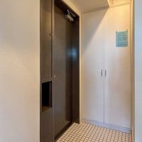 世田谷区の賃貸物件/玄関。たっぷり収納できるシューズボックスつき