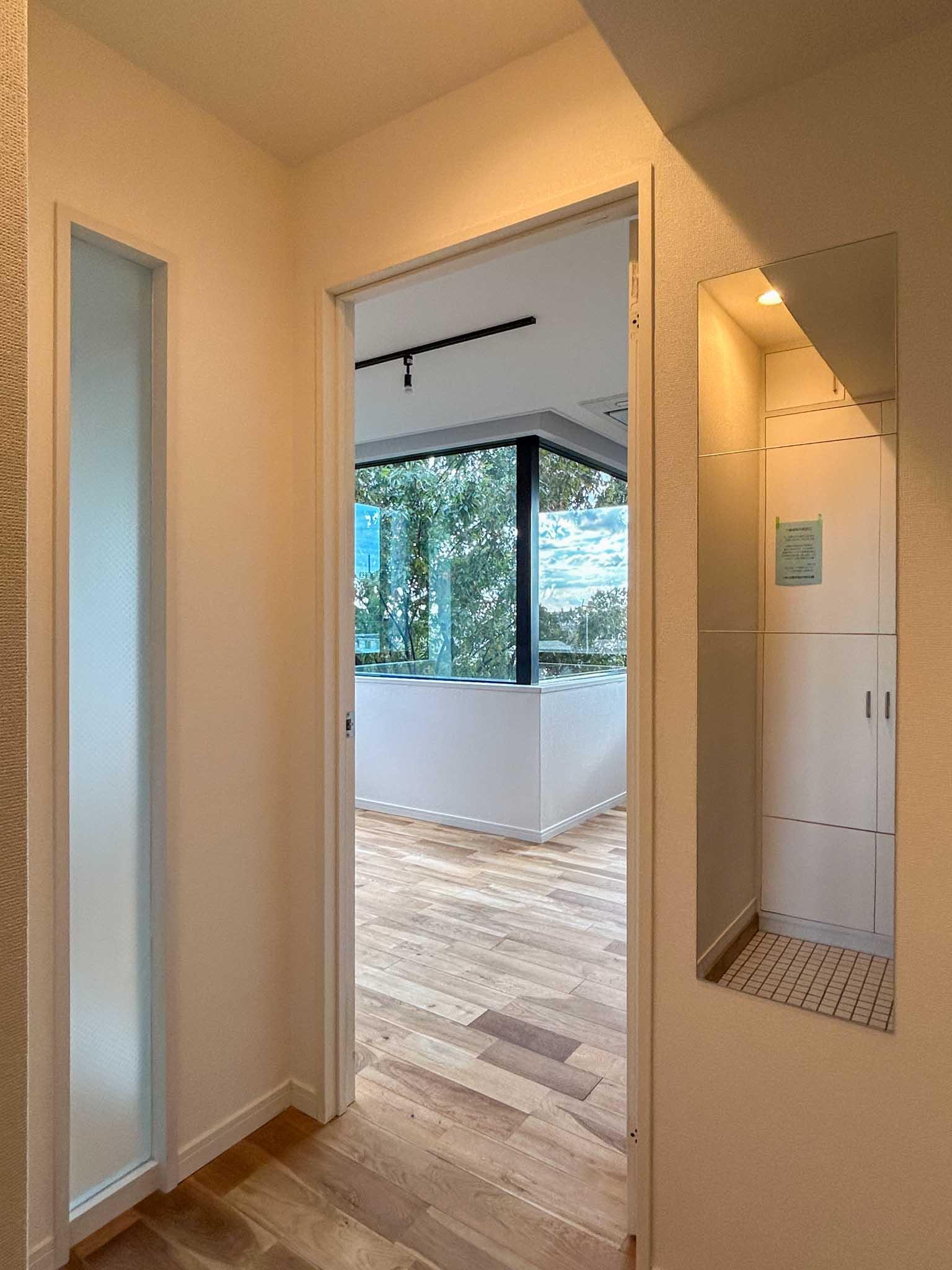 世田谷区の賃貸物件/玄関ホールからリビング側をみる。姿見がついています