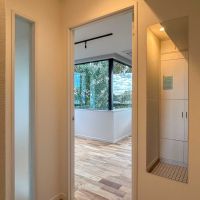 世田谷区の賃貸物件/玄関ホールからリビング側をみる。姿見がついています