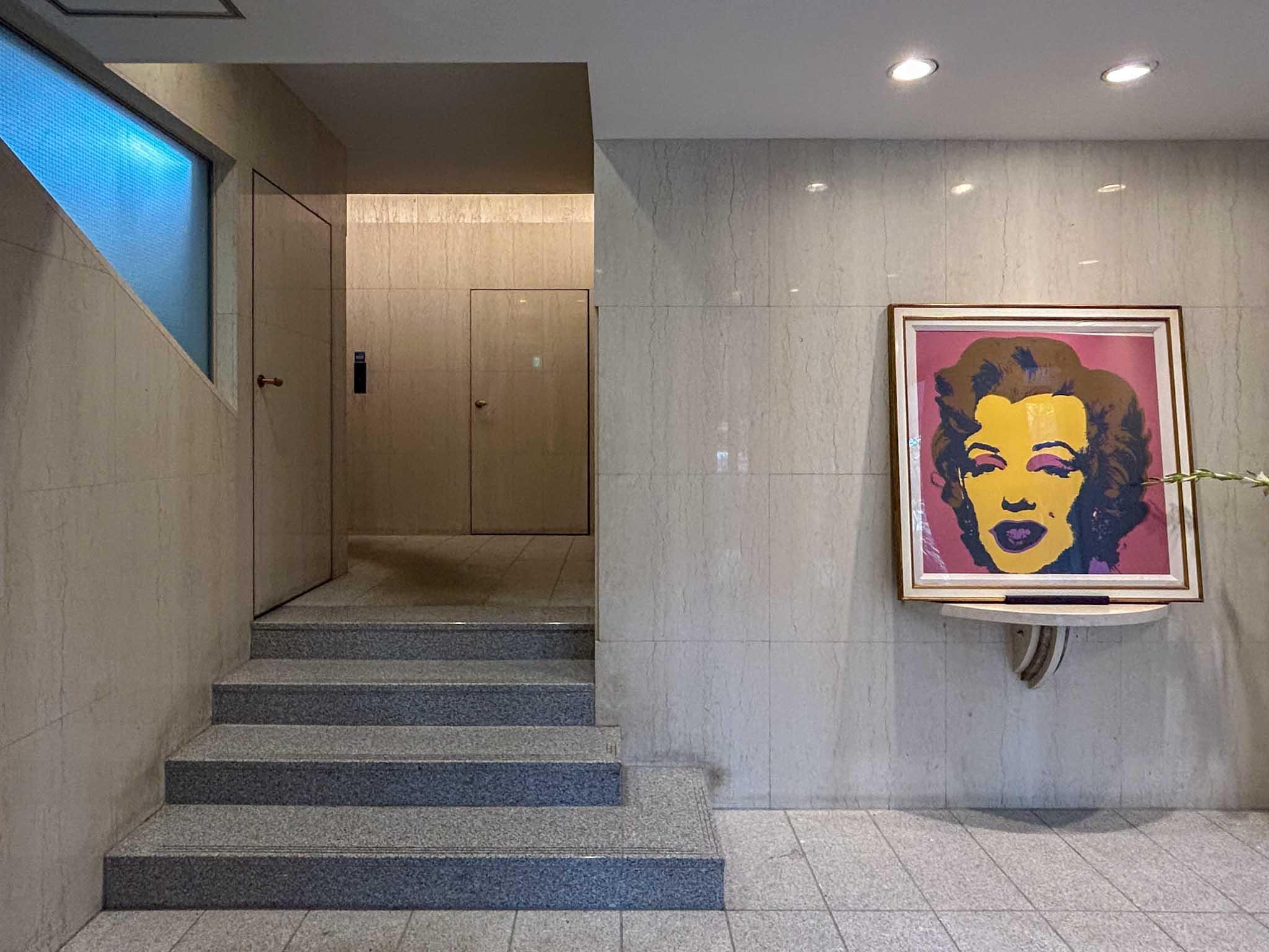 世田谷区の賃貸物件/共用部。アンディ・ウォーホルのマリリン・モンローがお出迎え