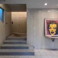 世田谷区の賃貸物件/共用部。アンディ・ウォーホルのマリリン・モンローがお出迎え