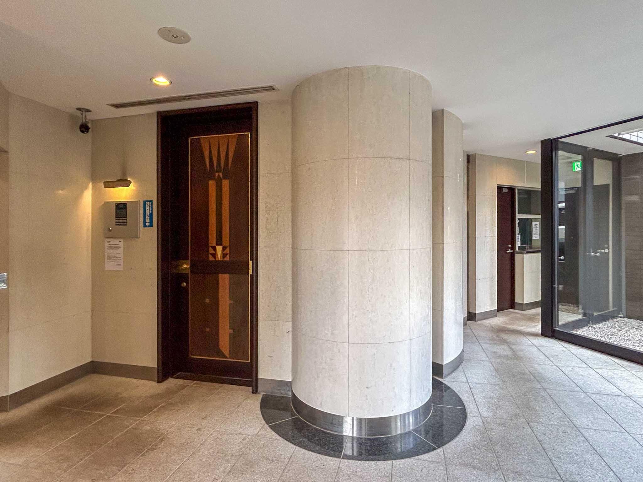 世田谷区の賃貸物件/エントランスホール。エントランスを入って左側にポストとオートロックの扉、右奥に管理室があります