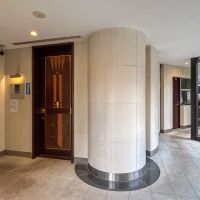 世田谷区の賃貸物件/エントランスホール。エントランスを入って左側にポストとオートロックの扉、右奥に管理室があります