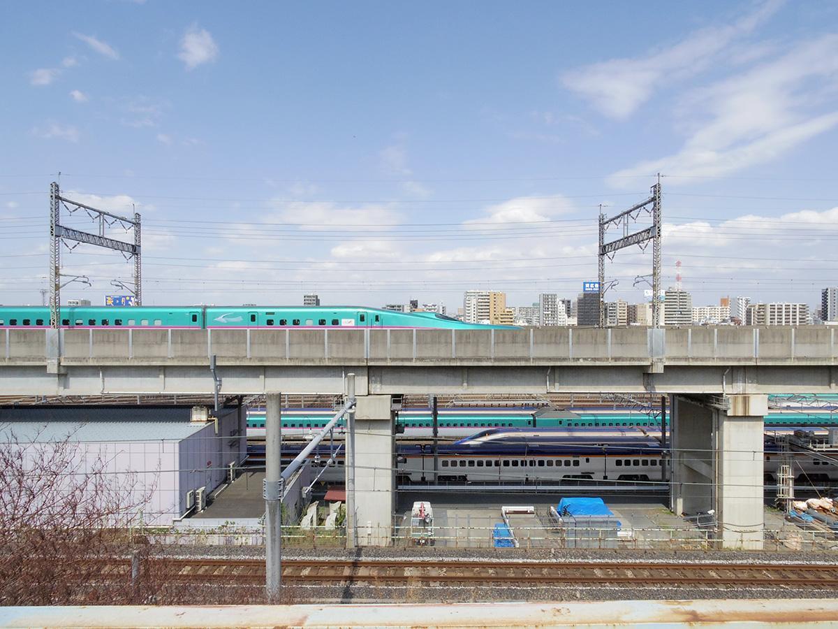 北区中里の賃貸物件/「電車の見える丘公園」から。いいタイミングで新幹線が!