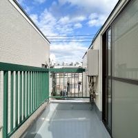 世田谷区若林1丁目の賃貸物件/上階ベランダ。広いルーフバルコニーがあるため、そこまで活用するシーンはないかもしれません。