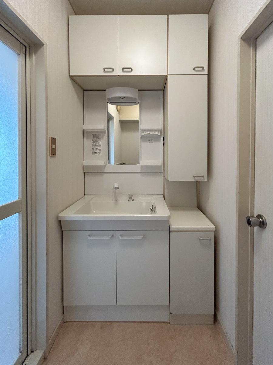 世田谷区若林1丁目の賃貸物件/洗面台。トイレと同部屋です。