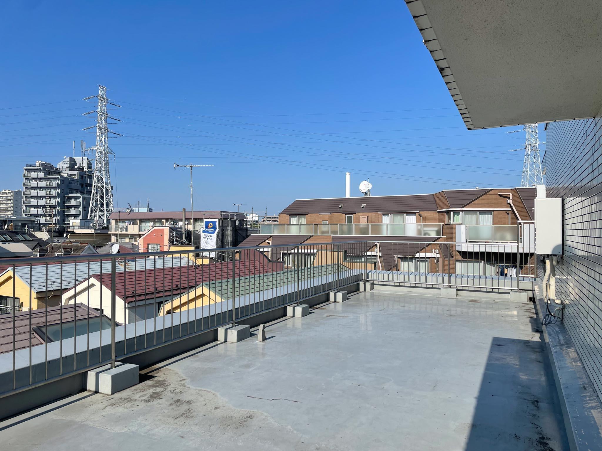 世田谷区上北沢の賃貸物件/ルーフバルコニーを北に向かって。北側も高い建物はありません