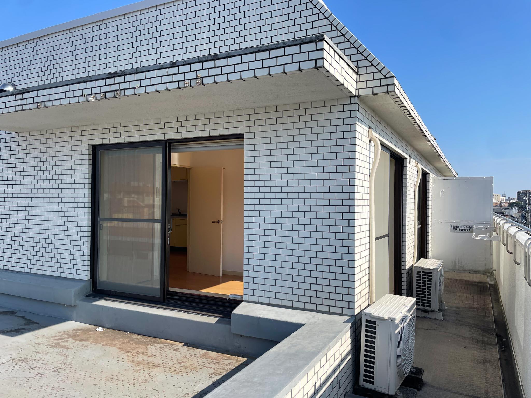 世田谷区上北沢の賃貸物件/ルーフバルコニーは南側のベランダと繋がっています