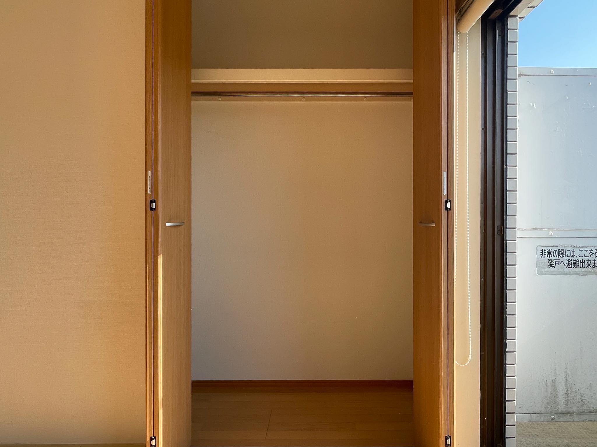 世田谷区上北沢の賃貸物件/リビング:窓際にクローゼット