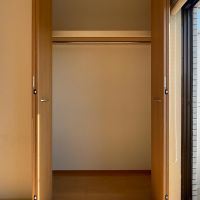 世田谷区上北沢の賃貸物件/リビング:窓際にクローゼット