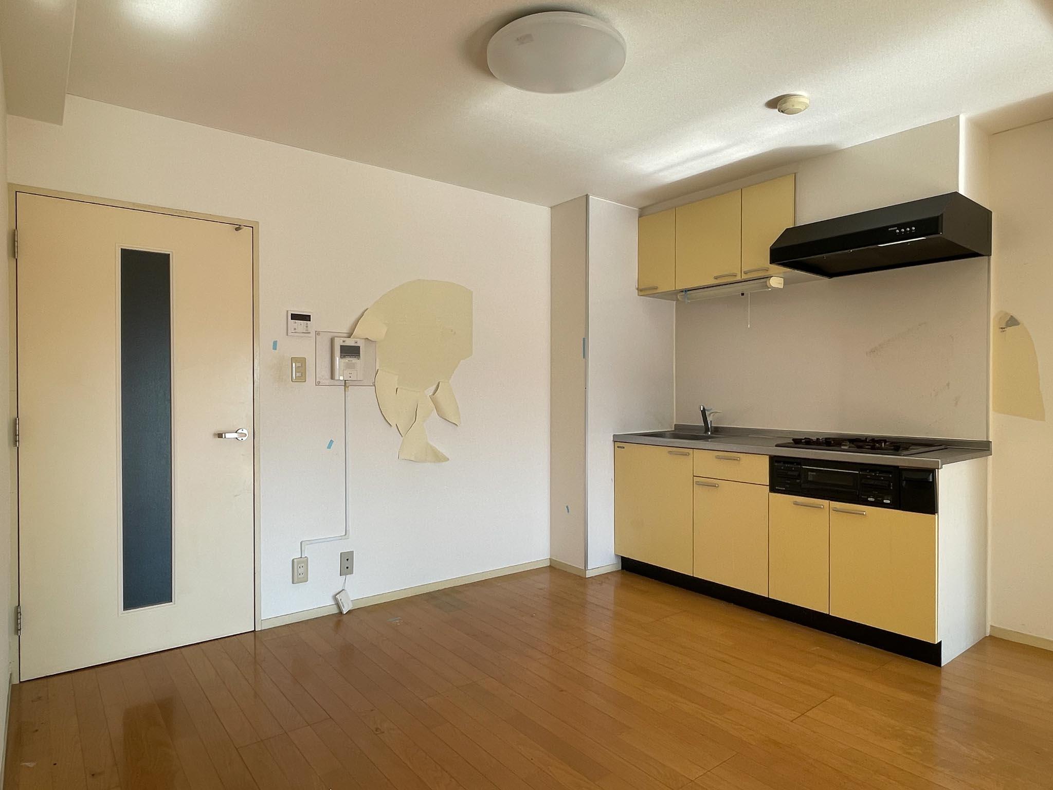 世田谷区上北沢の賃貸物件/キッチン周り。壁紙は貼り替えられます