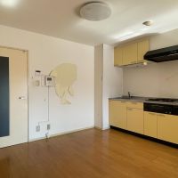 世田谷区上北沢の賃貸物件/キッチン周り。壁紙は貼り替えられます