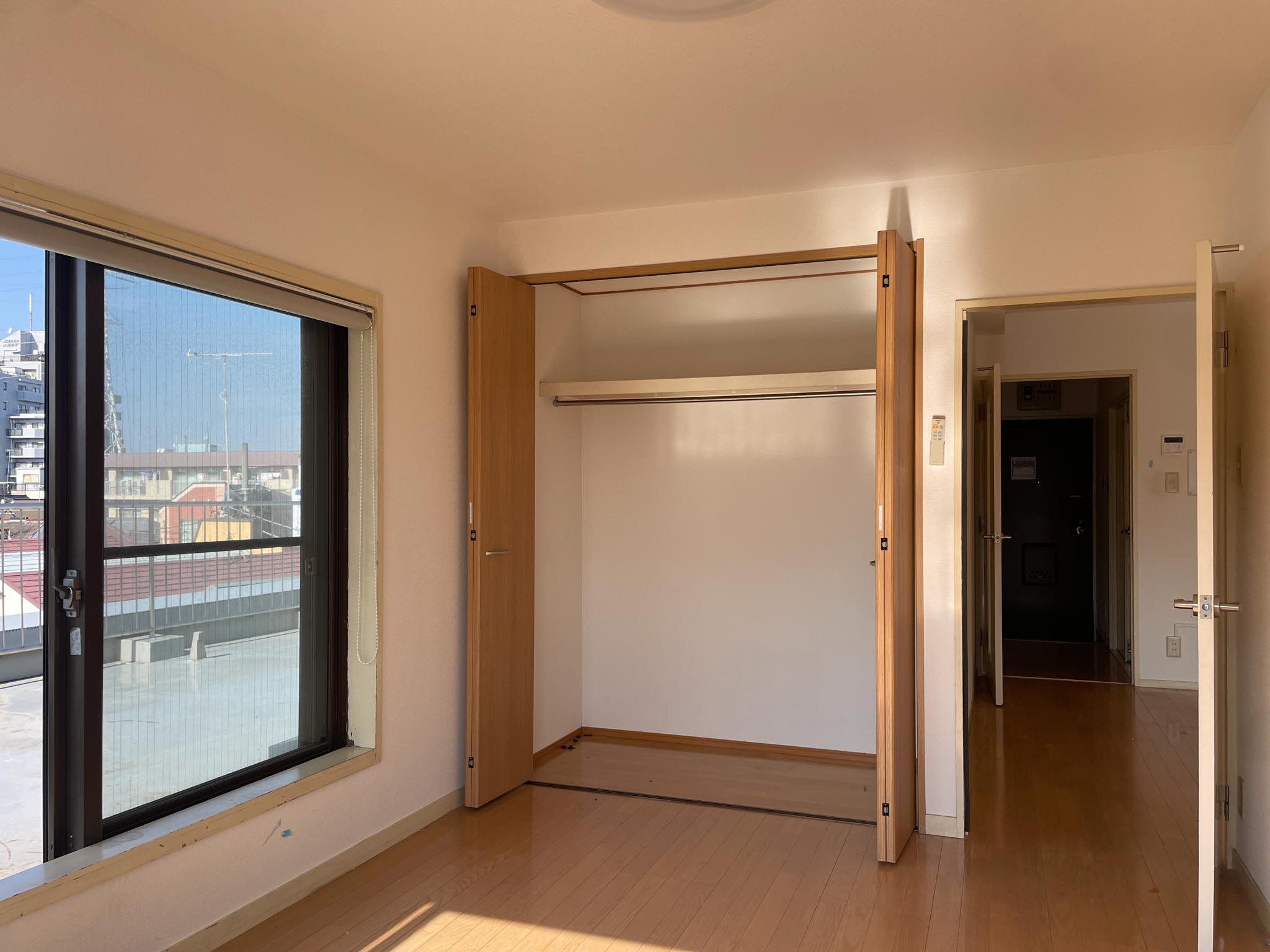 世田谷区上北沢の賃貸物件/6畳洋室:北側の部屋にエアコンの設置ができないので、この部屋を寝室にするのがいいかもしれません