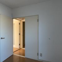 世田谷区上北沢の賃貸物件/4.5畳洋室:加えて、備え付けの収納もありません